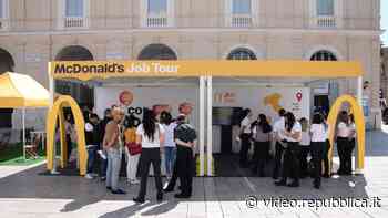 Bari, McDonald's a giugno apre a Bariblu. In piazza la selezione di 150 ragazzi da assumere - Repubblica TV