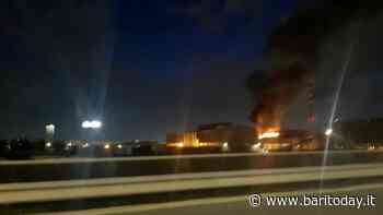 Stanic, incendio in una fabbrica: fiamme lambiscono il tetto - BariToday