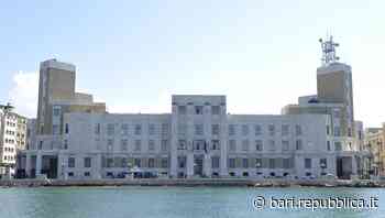 Si lancia nel vuoto dalla sede dell'Aeronautica di Bari: muore un sottufficiale - La Repubblica