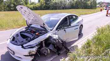 Bamberg: Tesla rammt Caddy beim Überholen – 100.000 Euro Schrott - t-online - Nürnberg