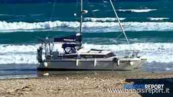 Vento forte e mare in tempesta, catamarano si arena sulla spiaggia - BrindisiReport