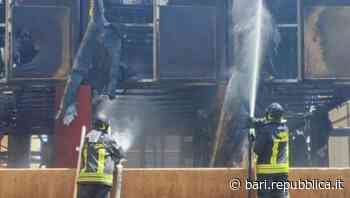 Brindisi, incendio in uno zuccherificio: nessun ferito ma una colonna di fumo nero sulla zona industriale - La Repubblica