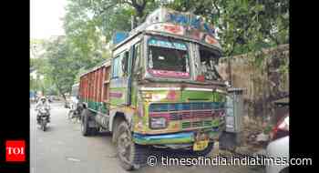 Truck hit job: 20 mins, 5 accidents, 6 injured in Kolkata