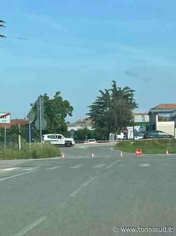ORBASSANO - Cede un pezzo di strada tra via Fenestrelle e la provinciale 143: furgone incastrato - TorinoSud