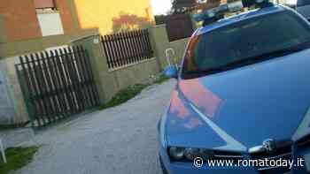 Sfonda il muretto di casa della ex con l'auto, poi la picchia e la deruba