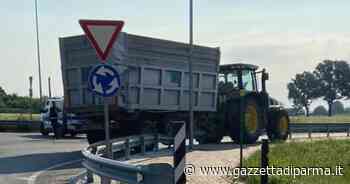 Busseto, e il trattore finisce sulla pista ciclabile - Gazzetta di Parma