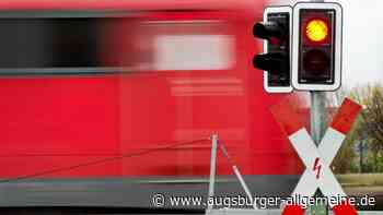 Mann fährt trotz Rotlicht auf Bahnübergang und zwingt Zug zur Schnellbremsung