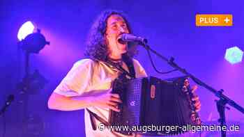 Das österreichische Trio "Folkshilfe" rockt im Ulmer Zelt