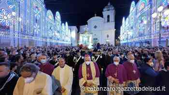 Crotone, migliaia di fedeli in pellegrinaggio dietro l’Icona della Vergine nera di Capocolonna - Gazzetta del Sud - Edizione Catanzaro, Crotone, Vibo
