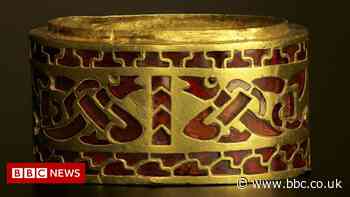 Sutton Hoo: Anglo-Saxon riches reunited for 'homecoming' show - BBC