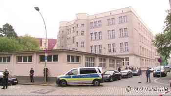 Schüsse an Bremerhavener Schule: Großeinsatz der Polizei - NDR.de