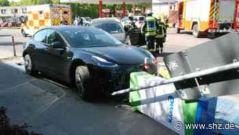 Medizinischer Notfall : Volvo-SUV rammt Tesla an Ladesäule in Glinde | shz.de - shz.de