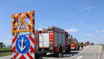 Unfall auf der B12 bei Heldenstein: Feuerwehr vor Ort