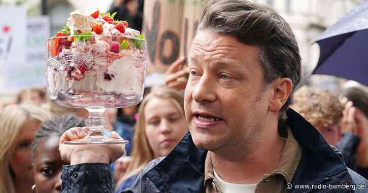 Jamie Oliver demonstriert vor Regierungssitz