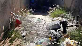 Lettori: "Rifiuti abbandonati in viale Marco Polo, c'è anche un carrello della spesa" - CataniaToday