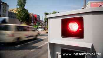 Mit 134 km/h statt 50: Raser (22) bei Geschwindigkeitskontrolle in Burghausen erwischt