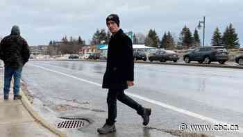 Man accused of going maskless at Moncton store in 2020 goes on trial - CBC.ca