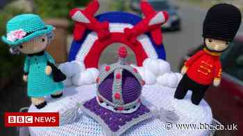 Platinum Jubilee: Woolly postbox toppers appear for Queen