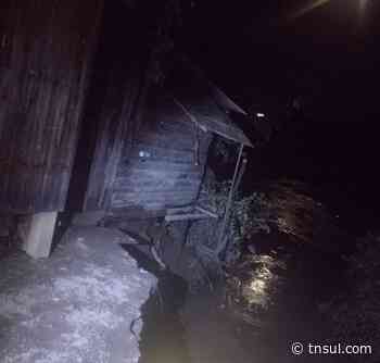 Casal é orientado a deixar casa após desmoronamento em Capivari de Baixo - TN Sul