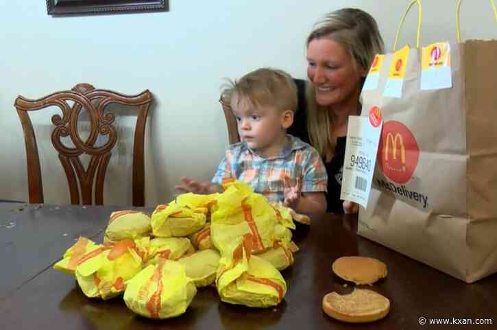 Texas toddler orders 31 cheeseburgers off mom's phone, leaves lovely tip