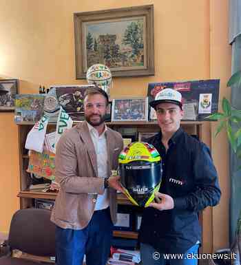 Giulianova, il motociclista Stefano Nepa ha consegnato al Sindaco Jwan Costantini il suo casco di gara - ekuonews.it