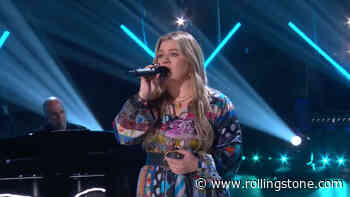 Kelly Clarkson Brings Some Joni Mitchell ‘Blue’ to Daytime TV With Tender ‘River’ Cover