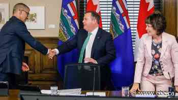 Cabinet delivers standing ovation as Alberta Premier Kenney stays on as UCP leader