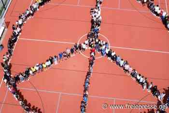 Schüler formen Peace-Zeichen - freiepresse.de