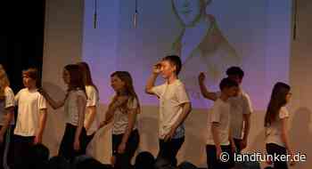 BRUCHSAL | Siebte Klassen des Heisenberg Gymnasium inszenierten Balladen - Landfunker