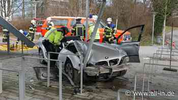 Fahrer leicht verletzt: Crash auf Kreuzung in Ravensburg: Zwei Autos, Hydrant und Parkplatzdach Schrott! - Rav - all-in.de - Das Allgäu Online!
