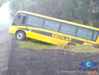Ônibus do transporte escolar sai da pista no interior de Capinzal - Eder Luiz