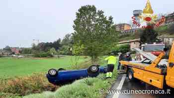FOSSANO/ Auto esce di strada e si ribalta in via Salmour: intervento di 118 e vigili del fuoco - Cuneocronaca.it