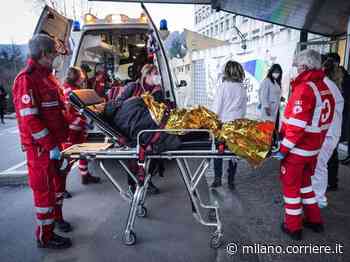 Lecco, donna cade nel tombino fuori dall’ufficio postale: 70 punti di sutura - Corriere Milano