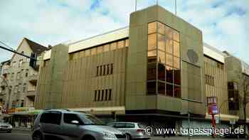 Seit fast einem Jahr illegale Werbung an der Fassade: Unklare Zukunft für ehemaliges C&A-Gebäude in Berlin-Neukölln - Tagesspiegel