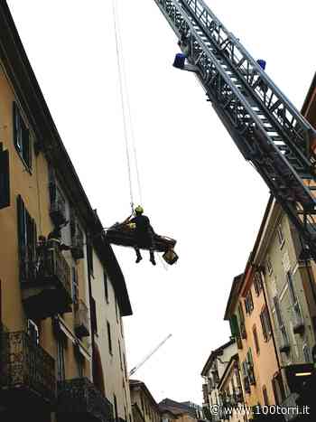 Chieri. I vigili del fuoco con la gru per far scendere un uomo poi portato in ambulanza all' ospedale - CentoTorri