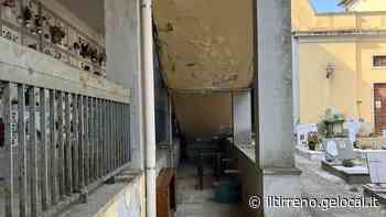 Cimitero nel degrado tra infiltrazioni, guasti e rivestimento staccato - Il Tirreno