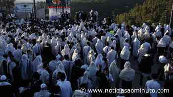 Multidão de fiéis derruba barreiras da polícia israelita no Monte Meron - Notícias ao Minuto
