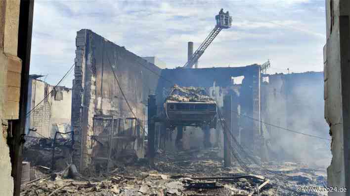 Feuerwehr geht von Autoreparatur als Ursache für Feuer in der Fabrikhalle aus - rbb24