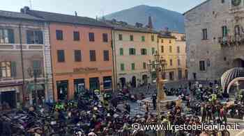 Fa tappa a Cagli lo scooter che trasporta messaggi ambientalisti - il Resto del Carlino