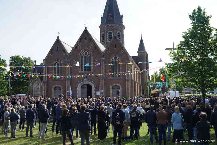 Honderden vrienden en familieleden nemen afscheid van dakwerker (54) die het leven liet bij gasexplosie: “Prachtmens vol levenslust”