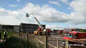 Brand in Schwedt: Sieben Feuerwehren der Uckermark bekämpfen Flammen einer Scheune – mit Video - Märkische Onlinezeitung