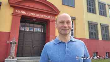 Langjähriger Direktor der Musik- und Kunstschule Schwedt geht in den Ruhestand - rbb24