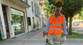 Noventa Padovana, il sindaco si mette a tagliare l'erba al posto della ditta che cura il verde Video - ilgazzettino.it