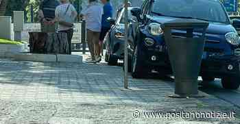 Inciviltà a Maiori, auto parcheggiate sul marciapiede accanto a fermata Sita - Positano Notizie
