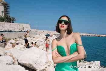 Tiffany Hsu, fashion buyng director, posa a Trani vestita da Maison Valentino - TraniViva