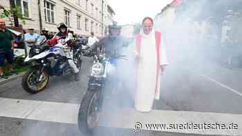 Haimhausen: Erste ökumenische Segnung von Motorrädern - Dachau - Süddeutsche Zeitung - SZ.de
