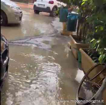 Modena, tubo si rompe: allagata via Luosi - modenaindiretta.it