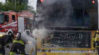 Modena, l'allarme dei sindacati: «Troppi bus in fiamme Serve subito un piano per la manutenzione» - La Gazzetta di Modena