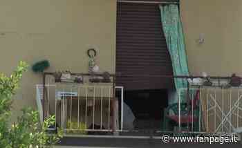 Modena, donna sistema un vetro in balcone ma precipita e muore dopo un volo di 10 metri - Fanpage.it