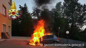 Pavullo, auto in fiamme nel parcheggio dell'ospedale - La Gazzetta di Modena